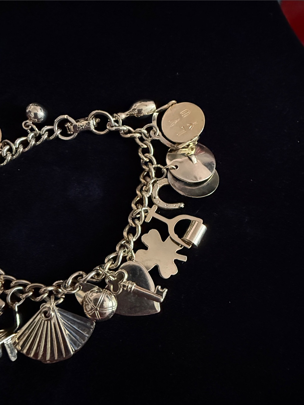 CORO excellent condition 18 Gold-Tone w/Charm Bracelet 1960’s collectible - Picture 2 of 16